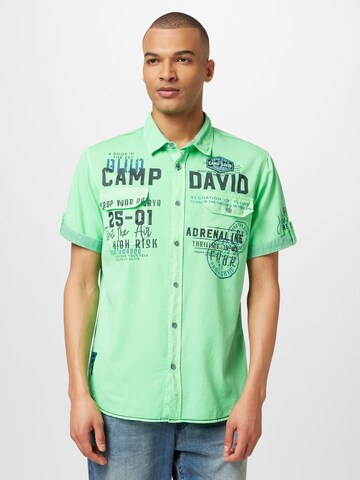CAMP DAVID - Ajuste regular Camisa en verde: frente
