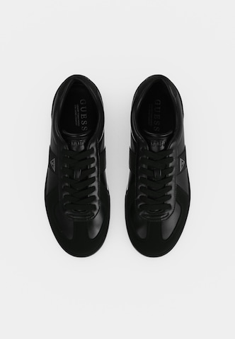 Sneaker low 'DRAVOS' de la GUESS pe negru