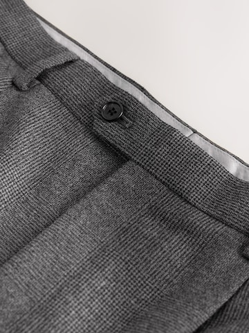 regular Pantaloni con pieghe di Next in grigio