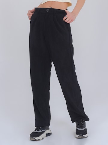FRESHLIONS Wide leg Pleat-Front Pants 'Alma' in Black: front
