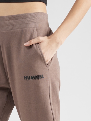 Hummel Zwężany krój Spodnie sportowe 'LEGACY' w kolorze brązowy
