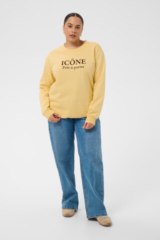 KAFFE CURVE Sweatshirt 'KCroselda' i gul