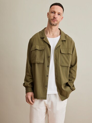 DAN FOX APPAREL Comfort fit Button Up Shirt 'Jordan' in Green: front