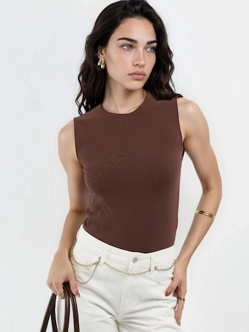 Top di Busem in marrone