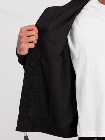 ALPHA INDUSTRIES Välikausitakki 'CWU-36/P' värissä musta