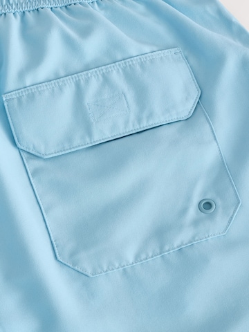 Next Uimashortsit 'Essential' värissä beige