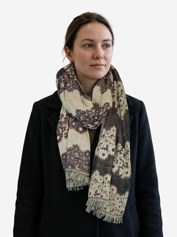Sunsa Wrap 'Sunsa' in Brown: front