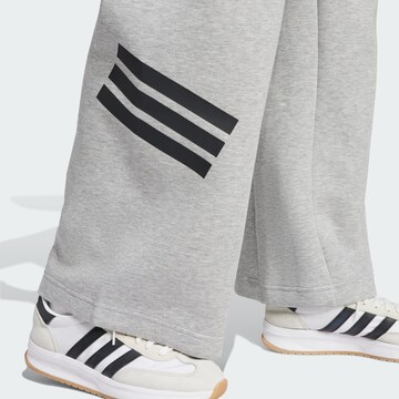 ADIDAS SPORTSWEAR Loosefit Sportovní kalhoty 'Future Icons' – šedá