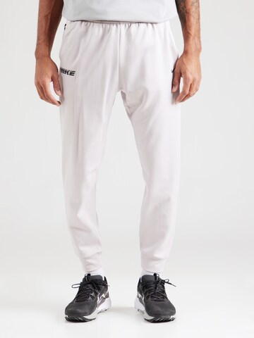 Effilé Pantalon de sport NIKE en blanc : devant