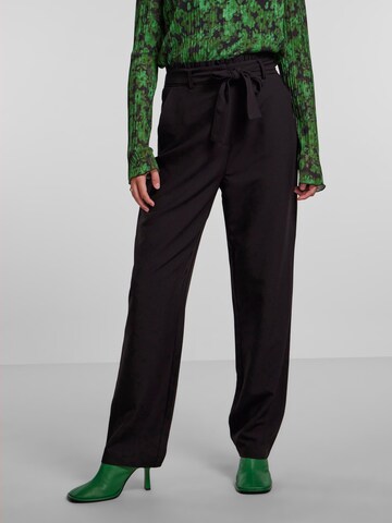 regular Pantaloni di PIECES in nero: frontale