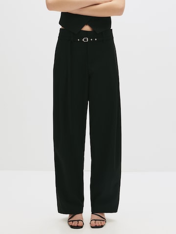 Pull&Bear Loosefit Bukser med fals i sort: forside
