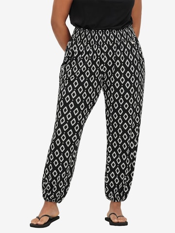 Loosefit Pantalon SHEEGO en noir : devant