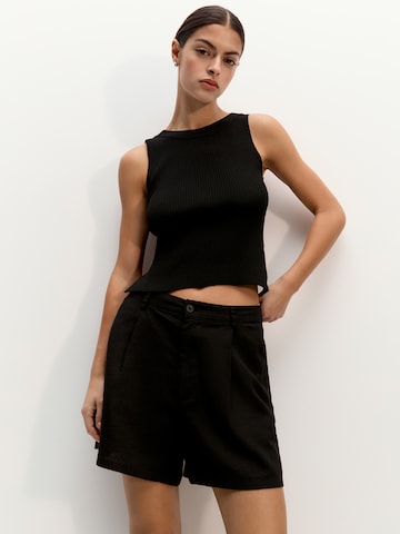 Loosefit Pantaloni cutați de la Pull&Bear pe negru