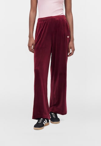 Largi Pantaloni 'ESS' de la ADIDAS ORIGINALS pe roșu: față