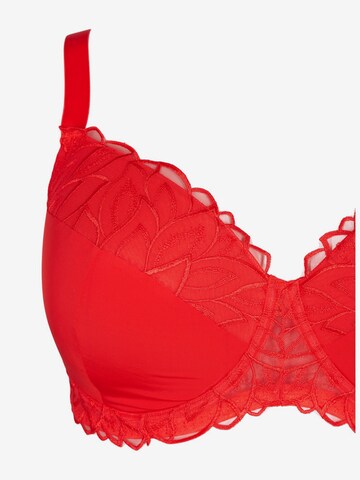 T-shirt Reggiseno di Devoted by Zizzi in rosso