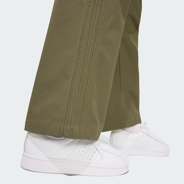 Loosefit Pantaloni di ADIDAS ORIGINALS in verde