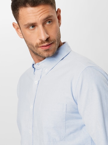 Urban Classics Regular fit Button Up Shirt in Blue