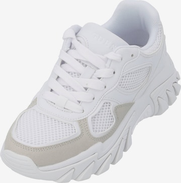 Chaussure à lacets 'FLJNCR Norina' GUESS en blanc : devant
