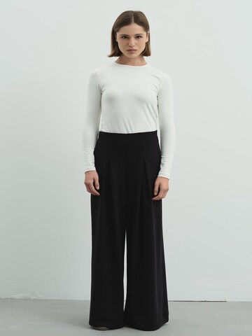 C&City Wide leg Pleat-front trousers in Black