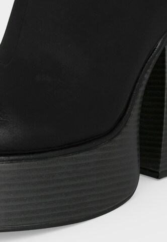 Botine 'HEART' de la BUFFALO pe negru