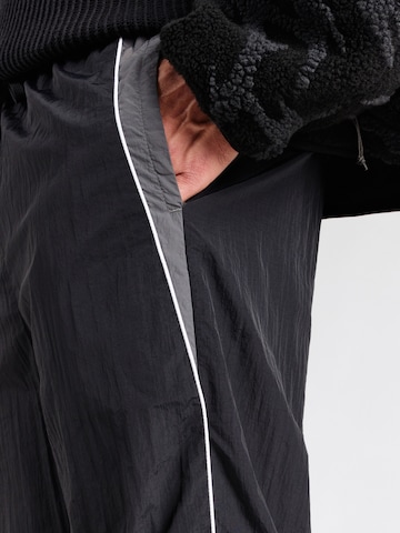 HOLLISTER - Loosefit Pantalón en negro