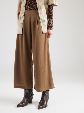 s.Oliver Wide leg Παντελόνι πλισέ σε καφέ: μπροστά