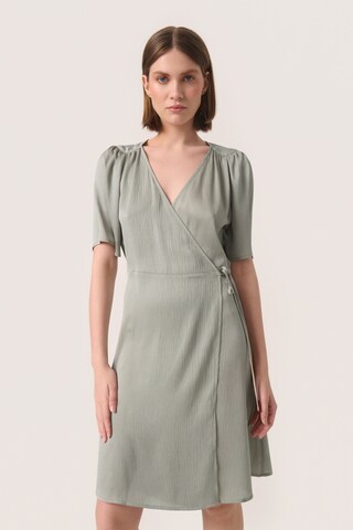 Robe-chemise 'Loana' SOAKED IN LUXURY en gris : devant