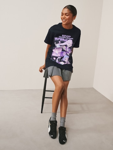 Next Oversized paita 'Kpop Demon Hunters' värissä musta