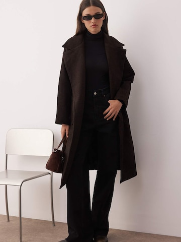 Manteau mi-saison Trendyol en marron : devant