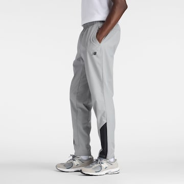 Effilé Pantalon new balance en gris