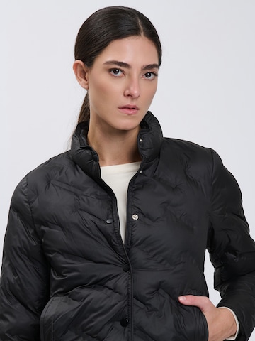 Influencer Between-Season Jacket in Black