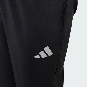 ADIDAS SPORTSWEAR Tapered Sporthose 'Tech Apparel' in Schwarz