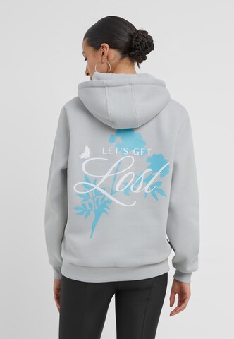 Felpa 'Lost Flowers' di Miss Tee in grigio: frontale