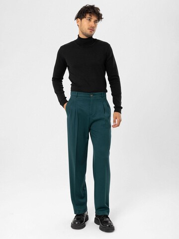 Antioch Regular Pleat-front trousers in Green