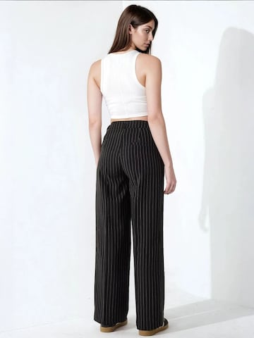 Wide leg Pantaloni con piega frontale di Hiccup in nero