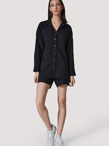 4TAILORS - Blusa 'Urban Dweller' en negro