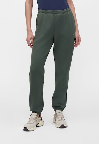 Tapered Pantaloni de la Nike Sportswear pe verde: față