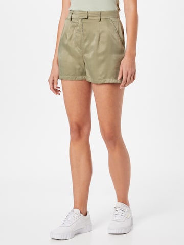 CLUB L LONDON Regular Pleat-Front Pants in Green: front