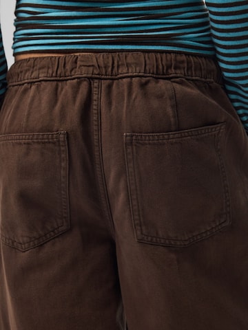 PIECES Barrel Jeans 'PCSILVIA' in Braun