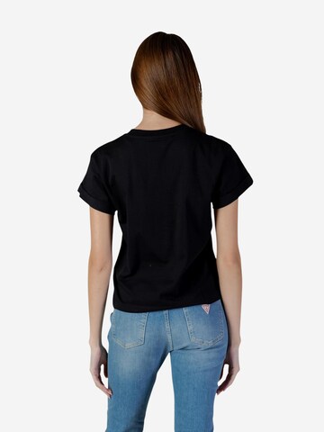 Maglietta 'SS CN LA STARS TEE W6RI30 I3Z14' di GUESS in nero