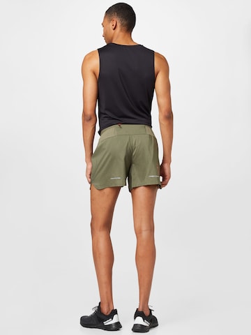 ASICS Tapered Sportshorts in Grün