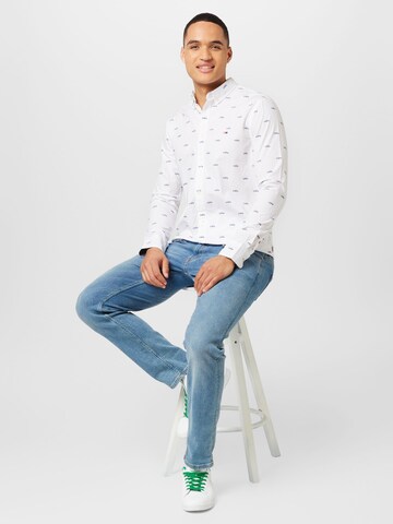 Tommy Jeans جينز مضبوط قميص بلون أبيض