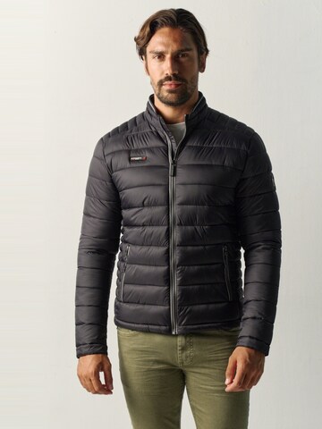 KOROSHI - Chaqueta de entretiempo en negro: frente