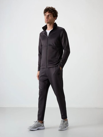 Tommy Life - Fato de desporto em cinzento: frente