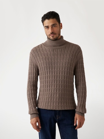 GUESS Pullover in Braun: Vorderseite