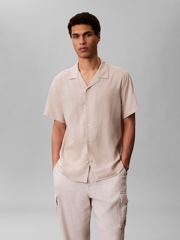 Regular Chemise Calvin Klein en beige : devant