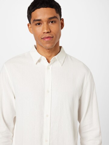 Coupe regular Chemise WEEKDAY en blanc