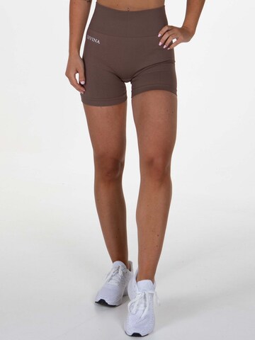 Divina Slimfit Sportshorts 'Nani' in Braun: Vorderseite