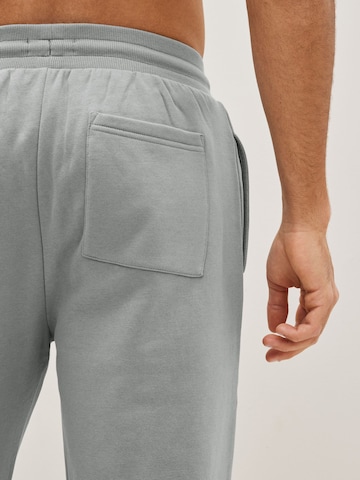 regular Pantaloni di Next in grigio