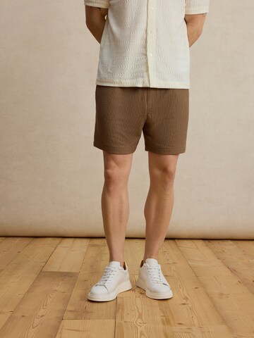 DAN FOX APPAREL Regular Панталон 'Jeremy' в кафяво: отпред